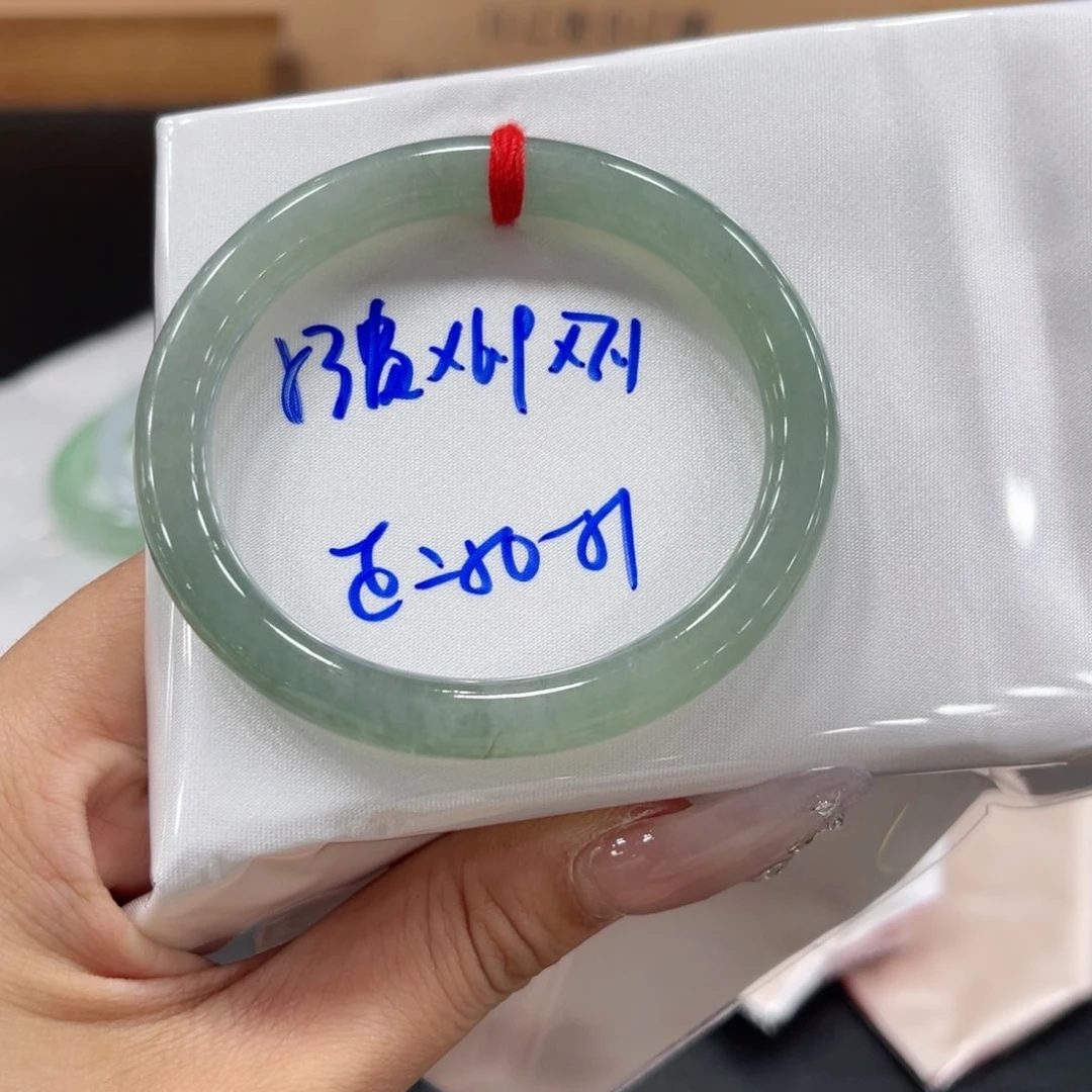 翡翠手镯未镶嵌翡翠