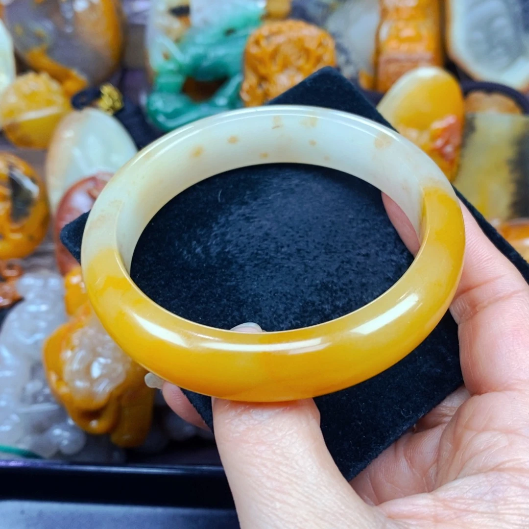 未镶嵌石英质玉（黄龙玉）颈饰