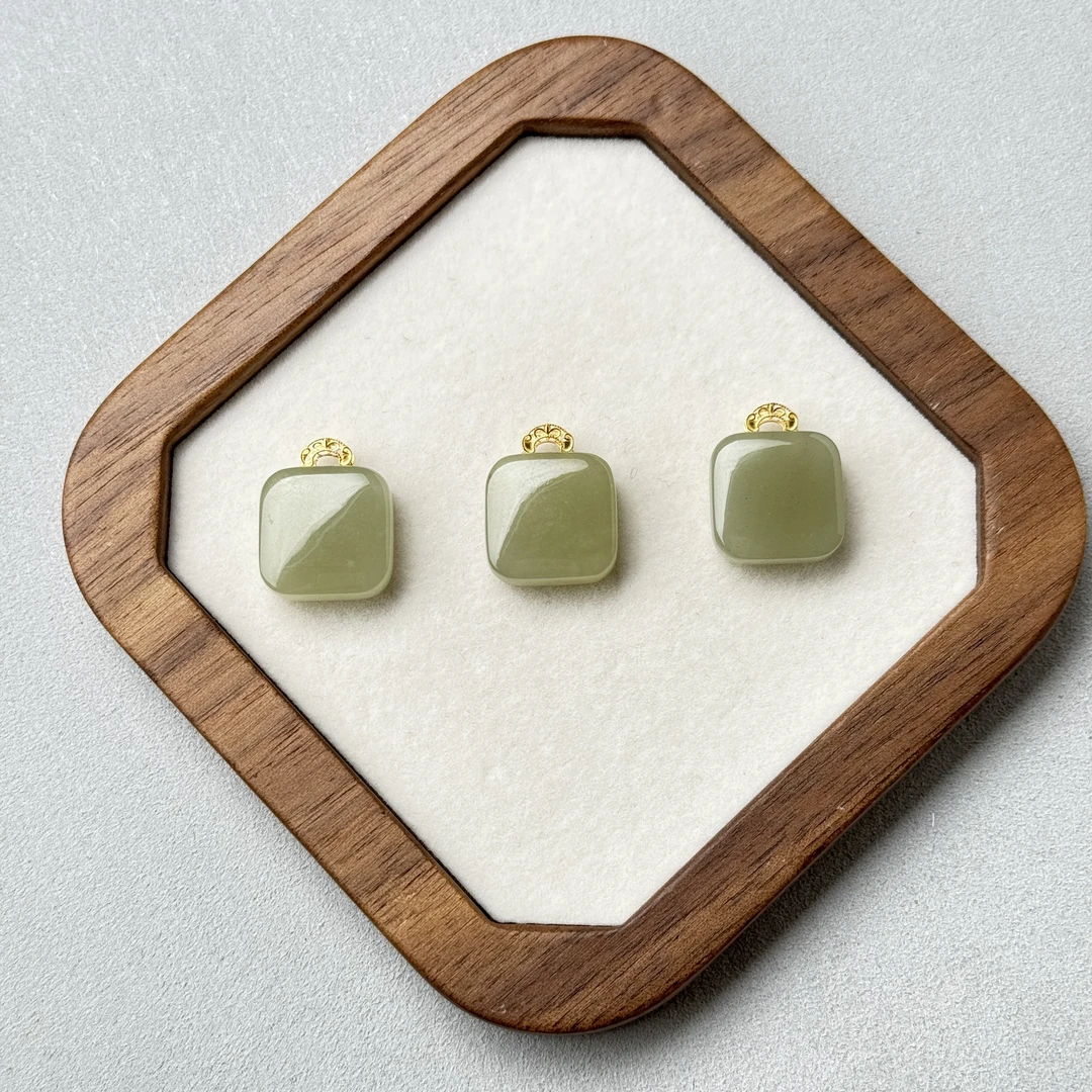 约15*15mm和田玉晴水18K金镶方牌吊坠(配链）多样性发一