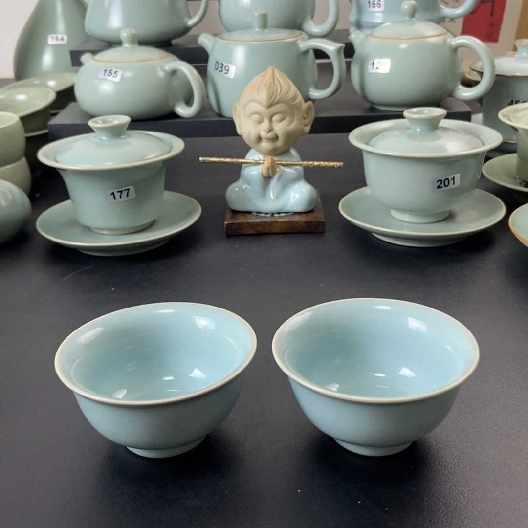 微瑕天青釉压手杯2只
