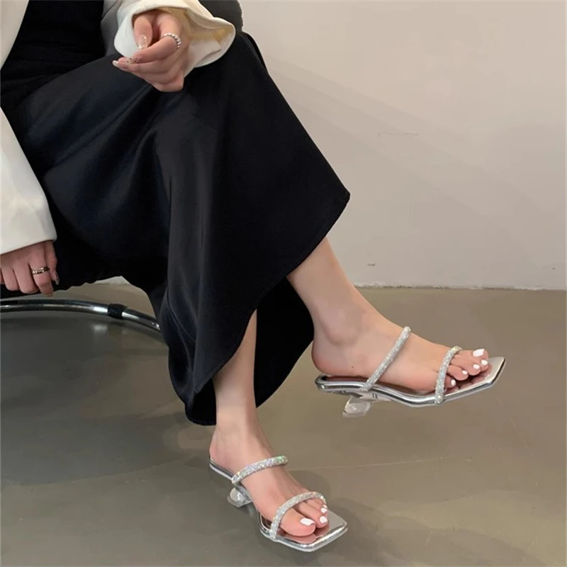 欧美水晶跟2025新款夏中跟水钻露脚趾方头时尚凉拖鞋显瘦显白女鞋