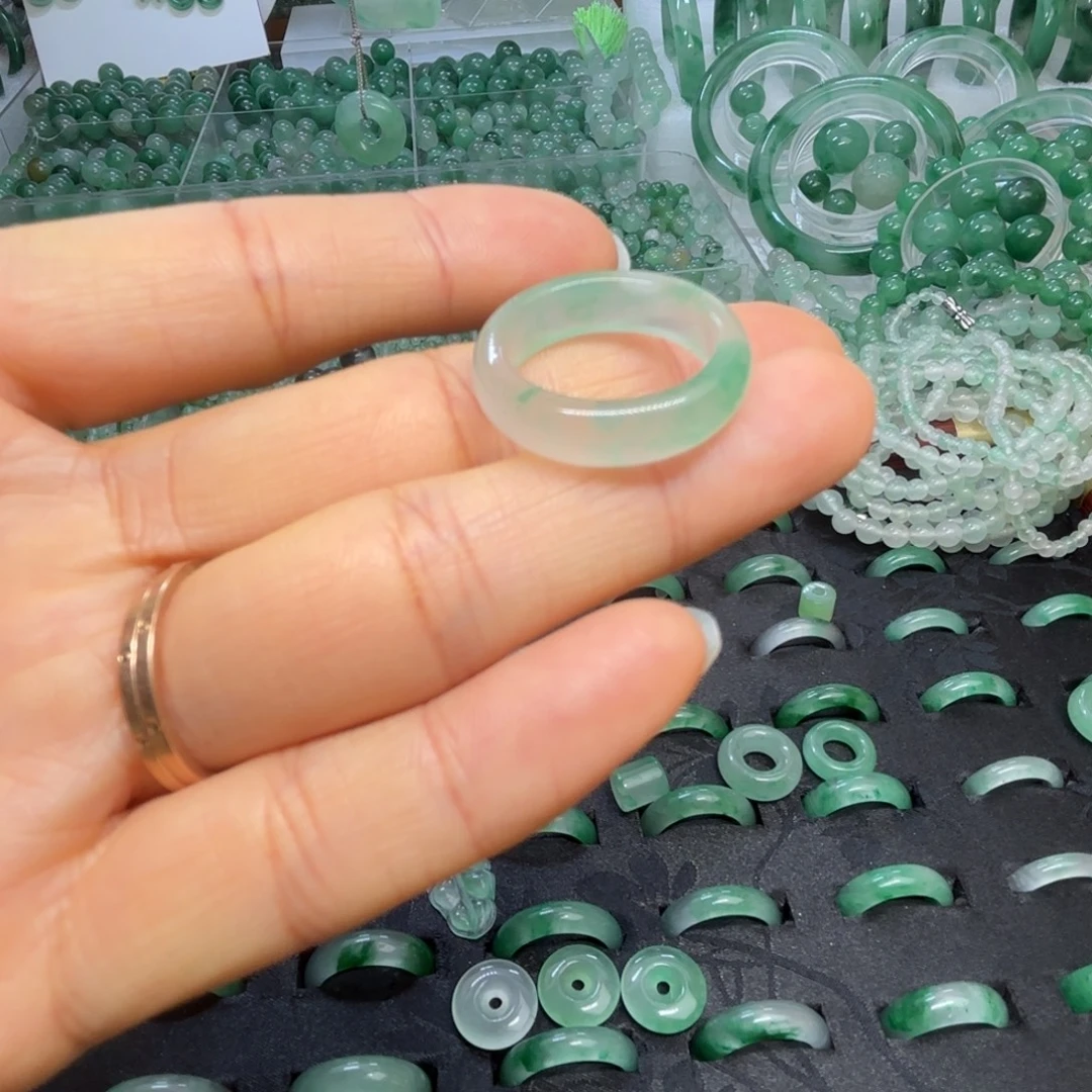 石英质玉（非洲翠）未镶嵌散珠戒指