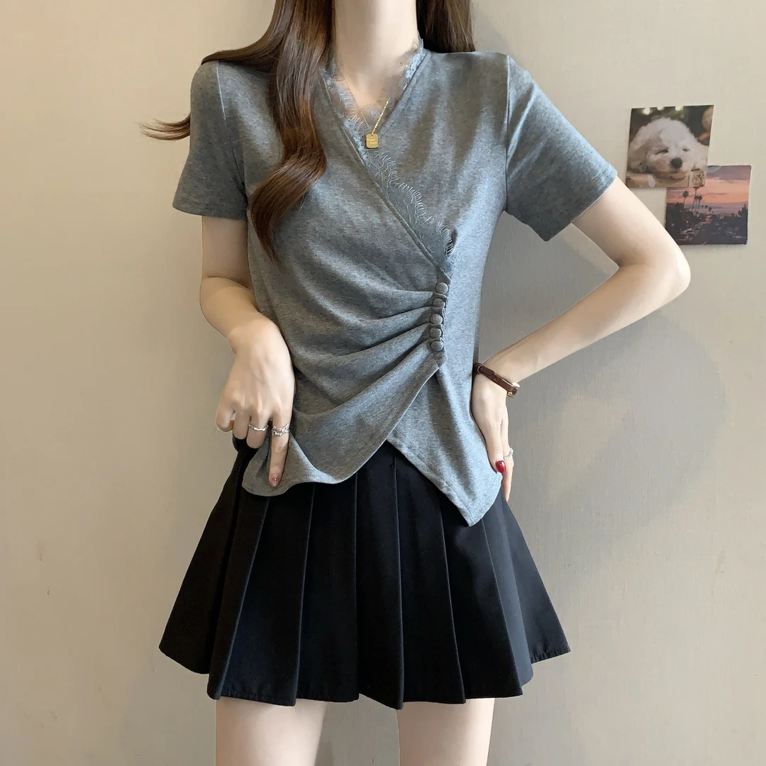 大码女装夏装设计感蕾丝边V领短袖t恤遮肉显瘦百搭不规则别致上衣