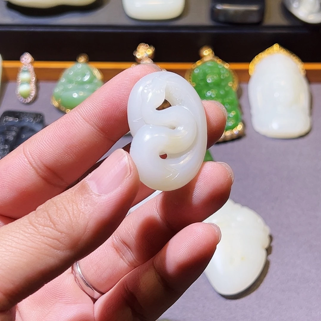 和田玉未镶嵌颈饰