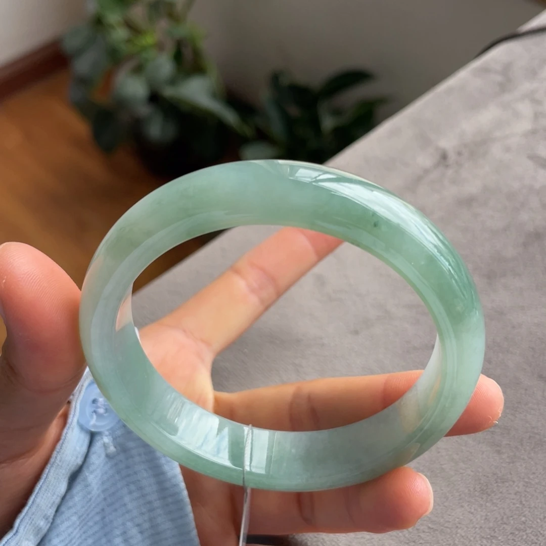 翡翠手镯未镶嵌绿底