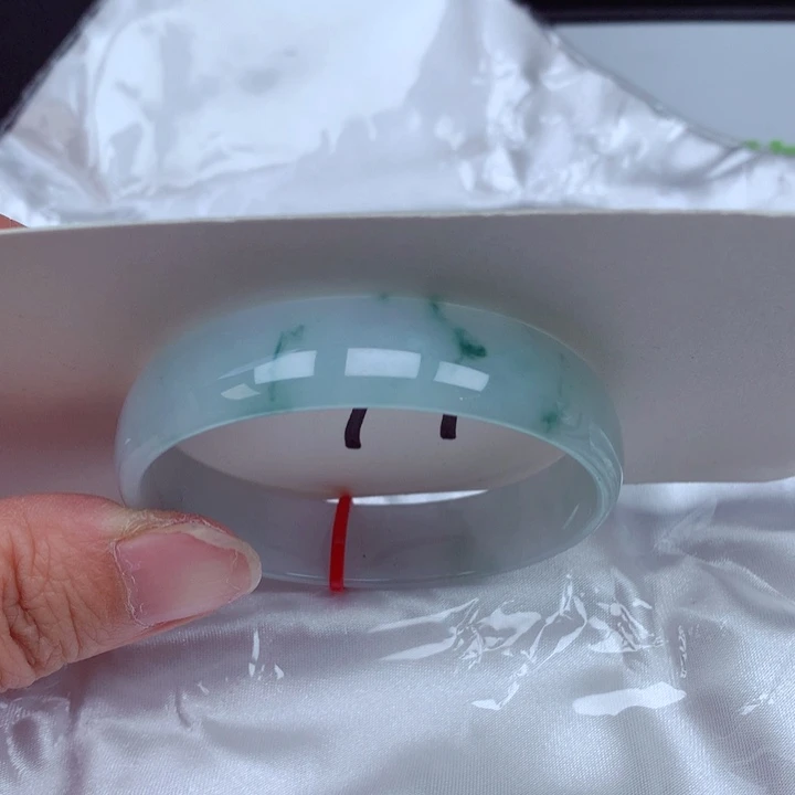 翡翠手镯未镶嵌翡翠