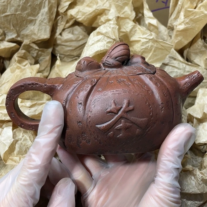 茶壶紫砂原矿泥料，手工制作的一把紫砂壶。