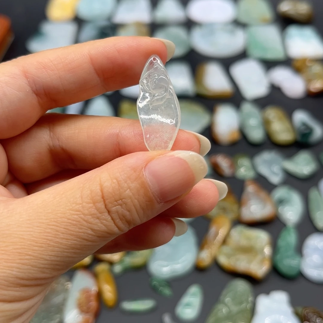 翡翠未镶嵌颈饰莲花
