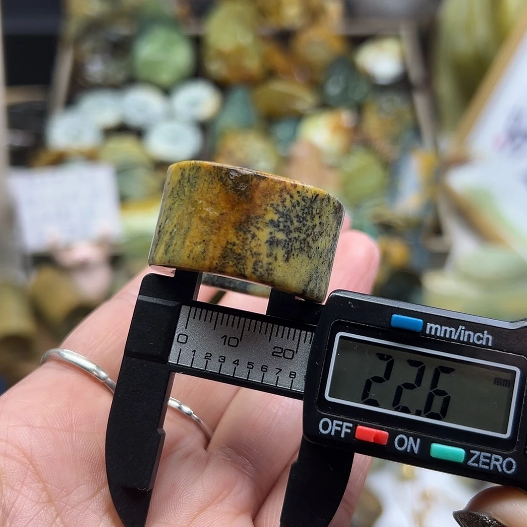 肥***师岫岩河磨玉（透闪石质玉）未镶嵌颈饰河磨玉扳指有个小皮纹