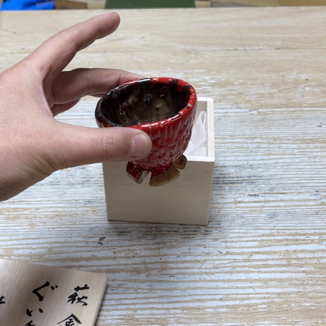 瓷片老**紫密密麻麻地排列着一个