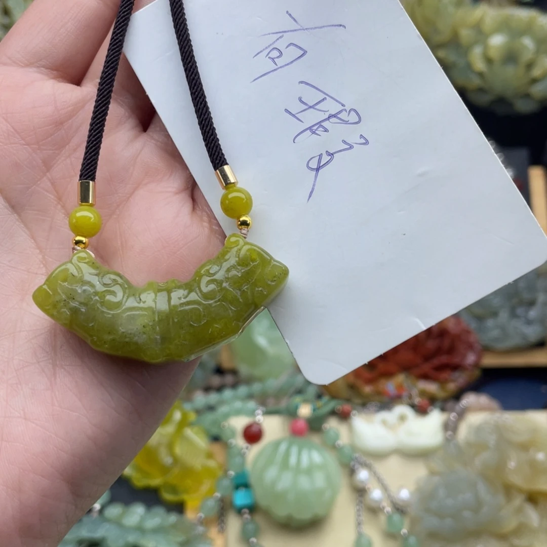 蛇纹石玉未镶嵌颈饰