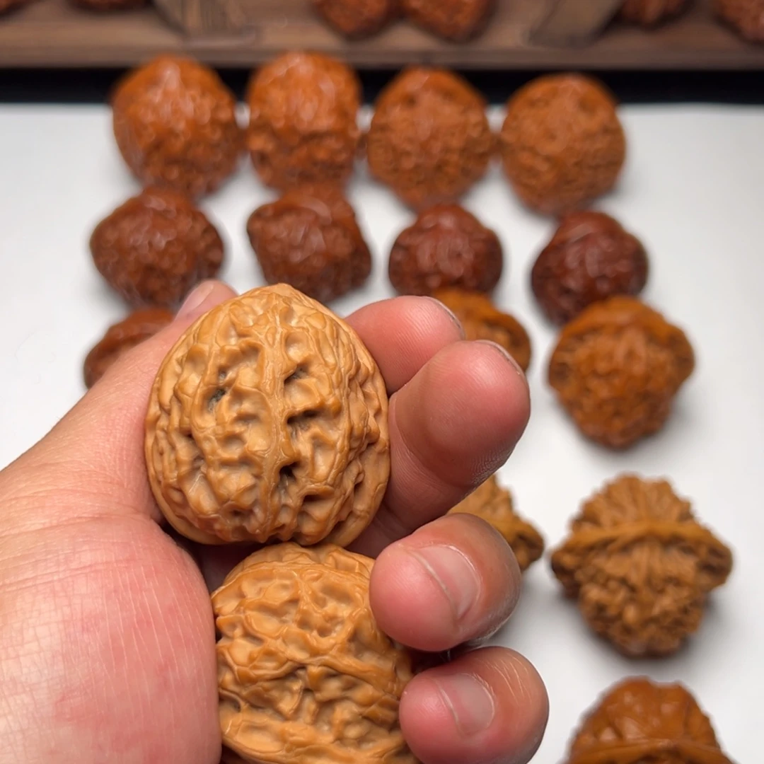 闫***卜吊坠文玩核桃擎天柱