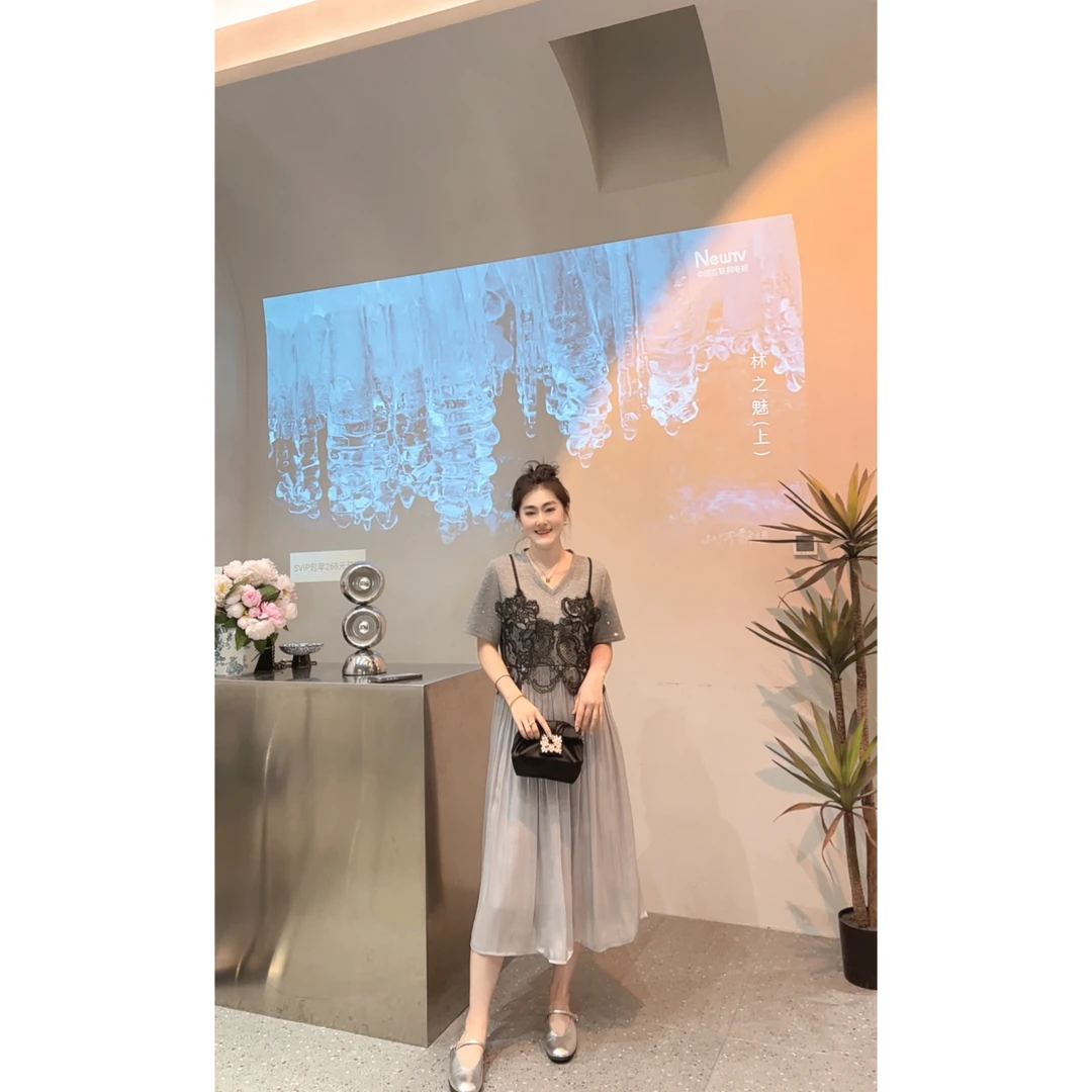 7056 设计师款法式高级感撞色拼接褶皱时尚显瘦假两件连衣裙 诗诗