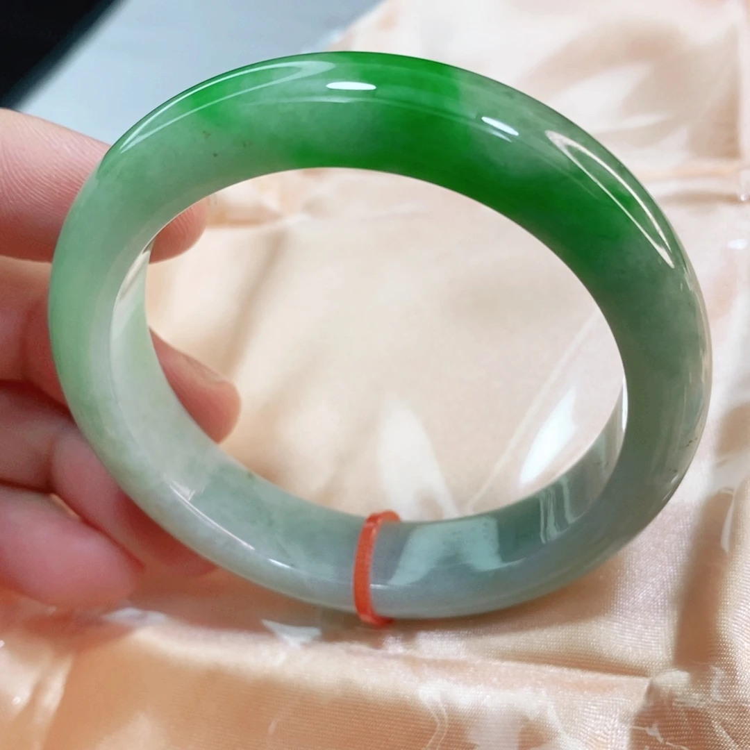 翡翠手镯未镶嵌金***?52.8圈口