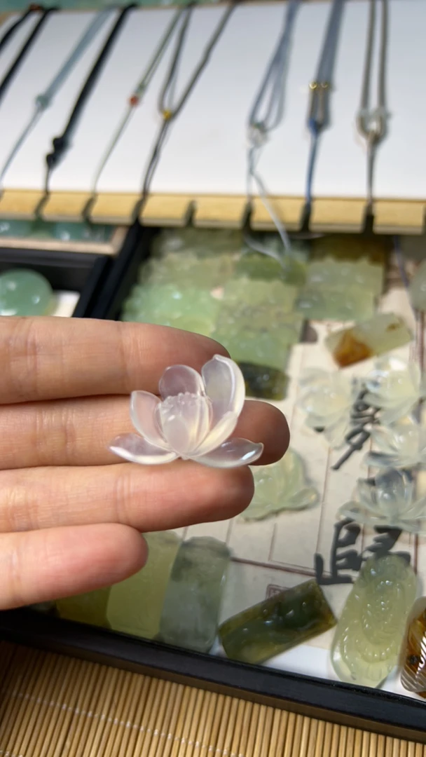 岫玉白冰手工花一个
