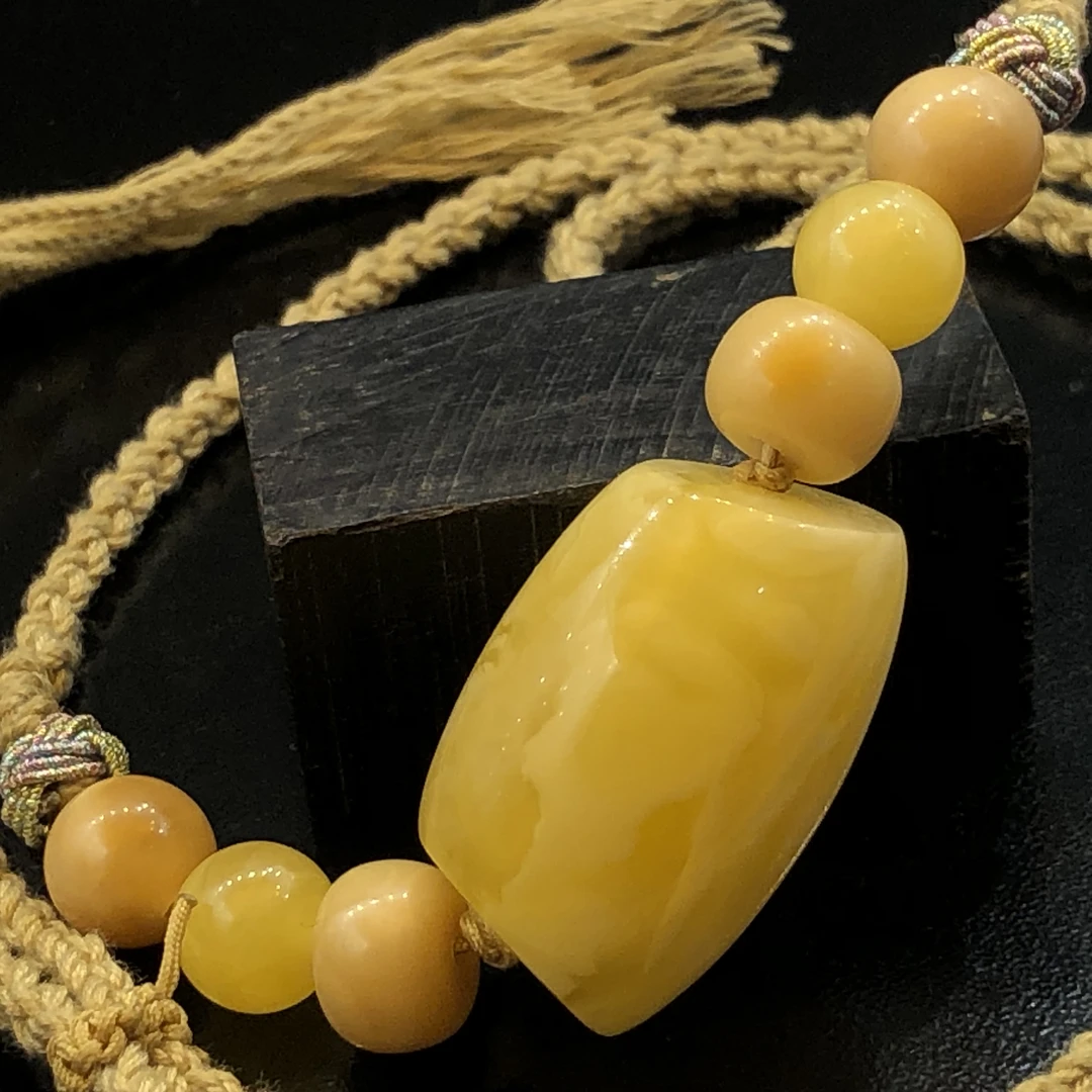 原生态白花蜜蜡吊坠。