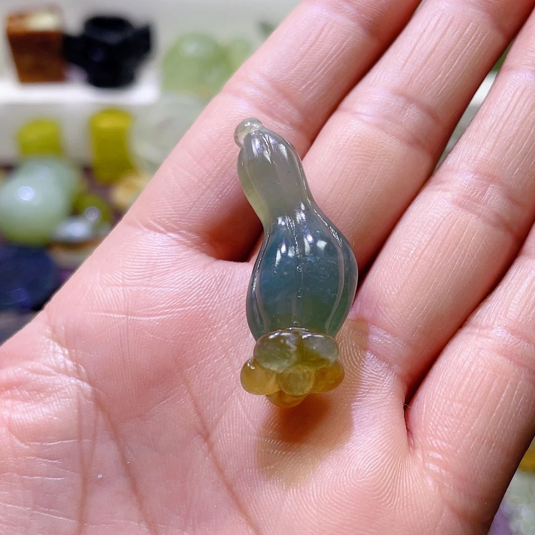 蛇纹石玉未镶嵌颈饰云*宝