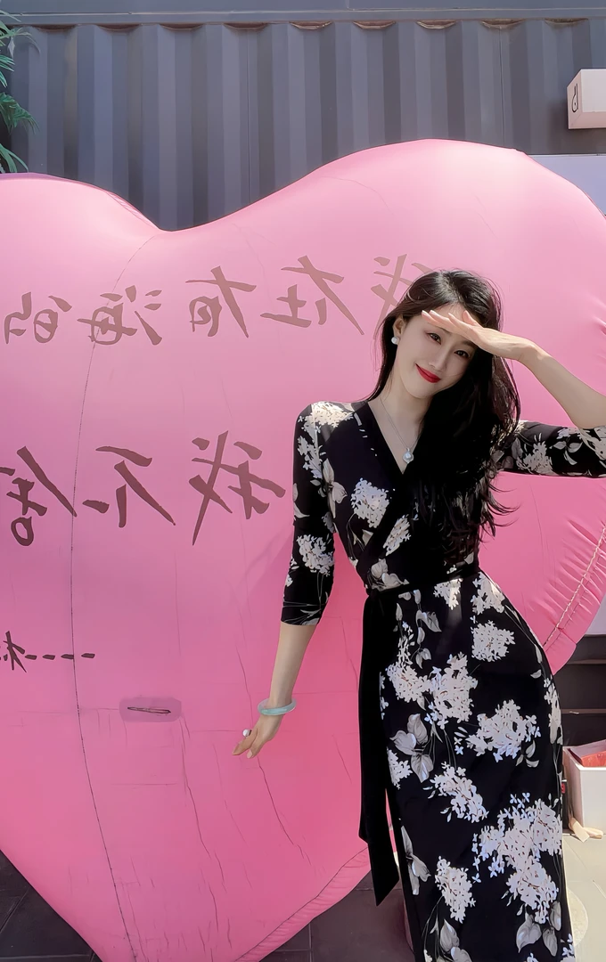 黑底米色花 裹身裙一片式V领时尚气质弹力印花修身度假连衣裙长裙