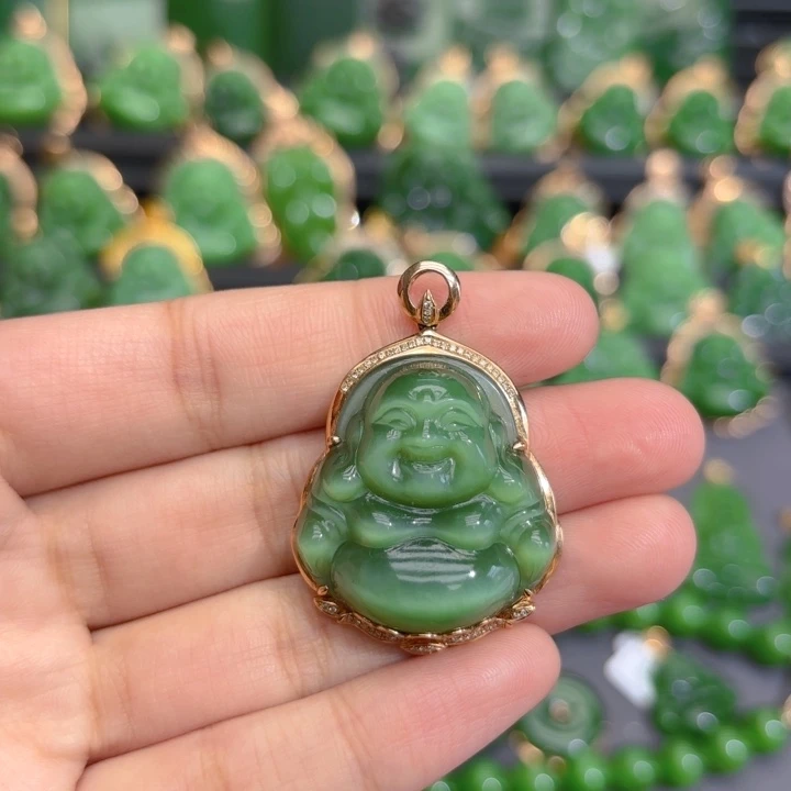 颈饰18K金镶嵌和田玉（碧玉）