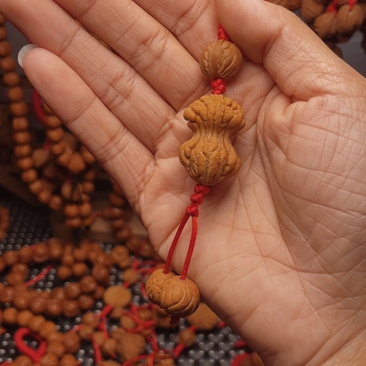 木质类龙纹桃枭挂件