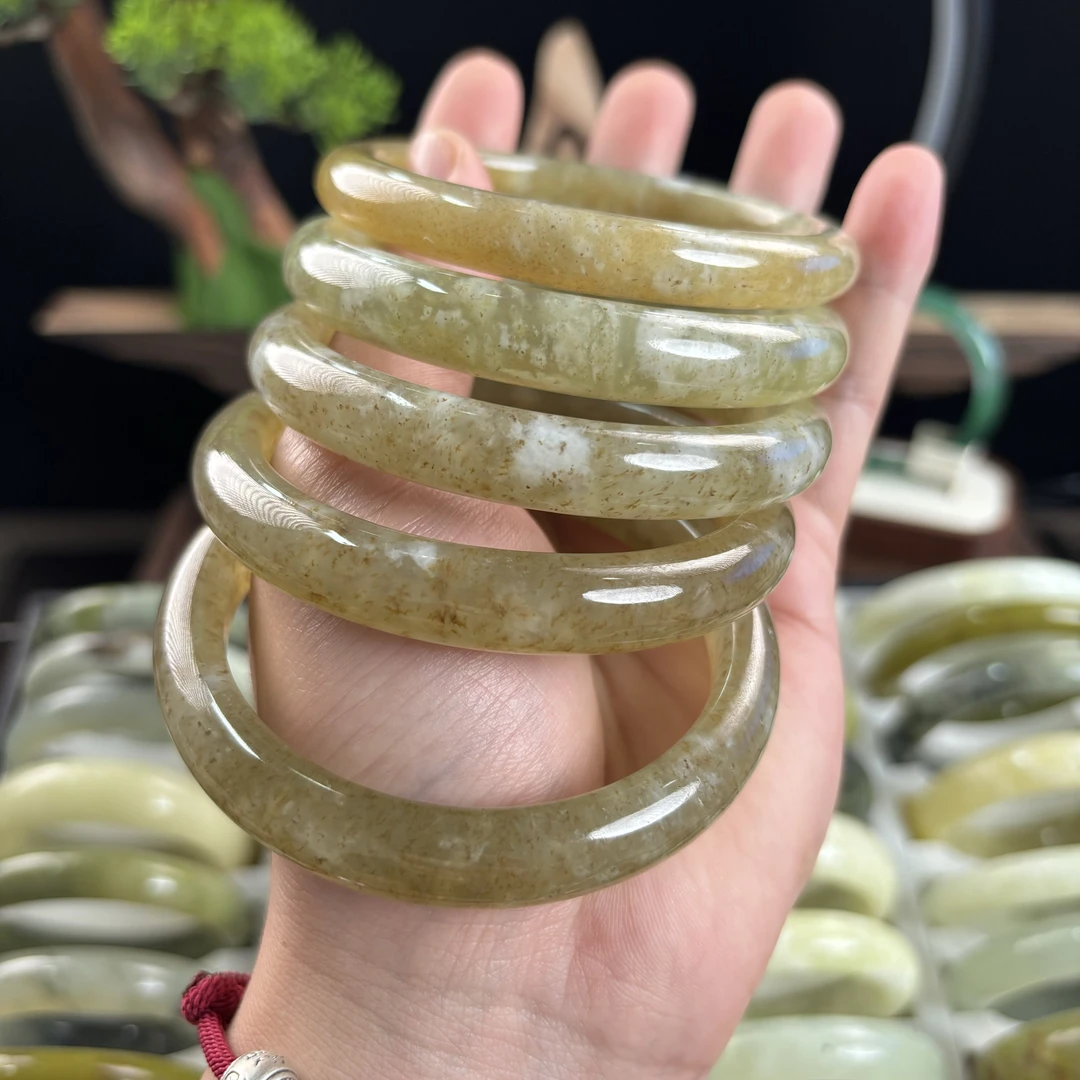 天然新疆产岫玉手镯硬度高不跑水黄冰糖飘水草玉石手镯糖料