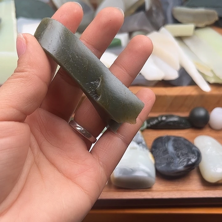 和田玉未镶嵌把件