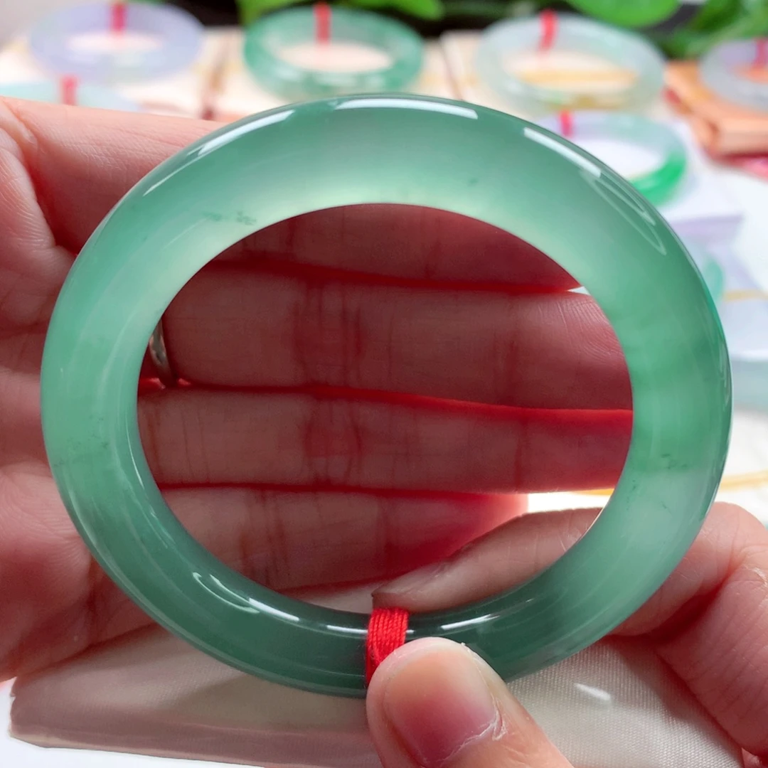 翡翠未镶嵌手镯（圆镯）52.4冰绿炸光高冰毕业A