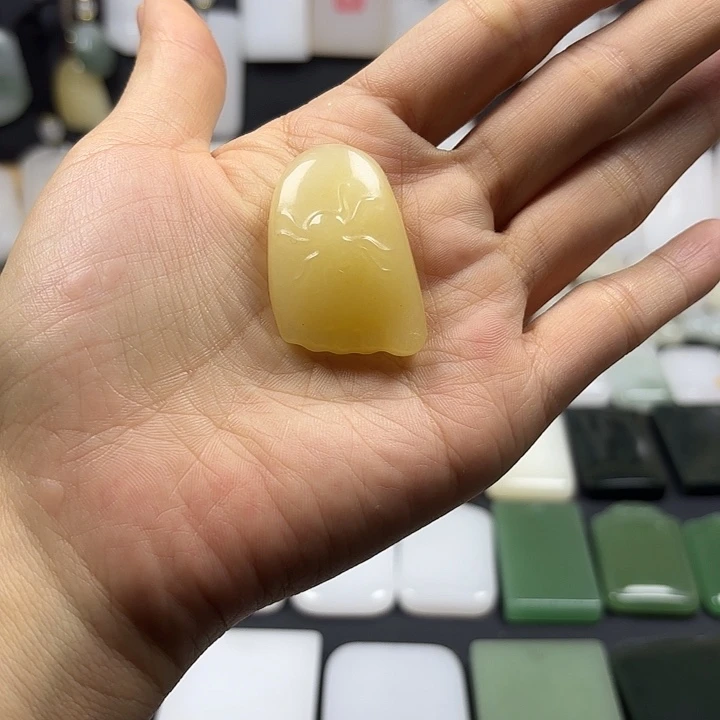 颈饰未镶嵌石英质玉（金丝玉）