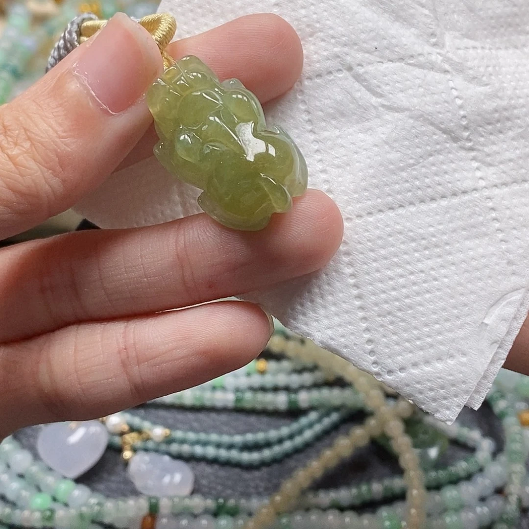 翡翠颈饰未镶嵌闪