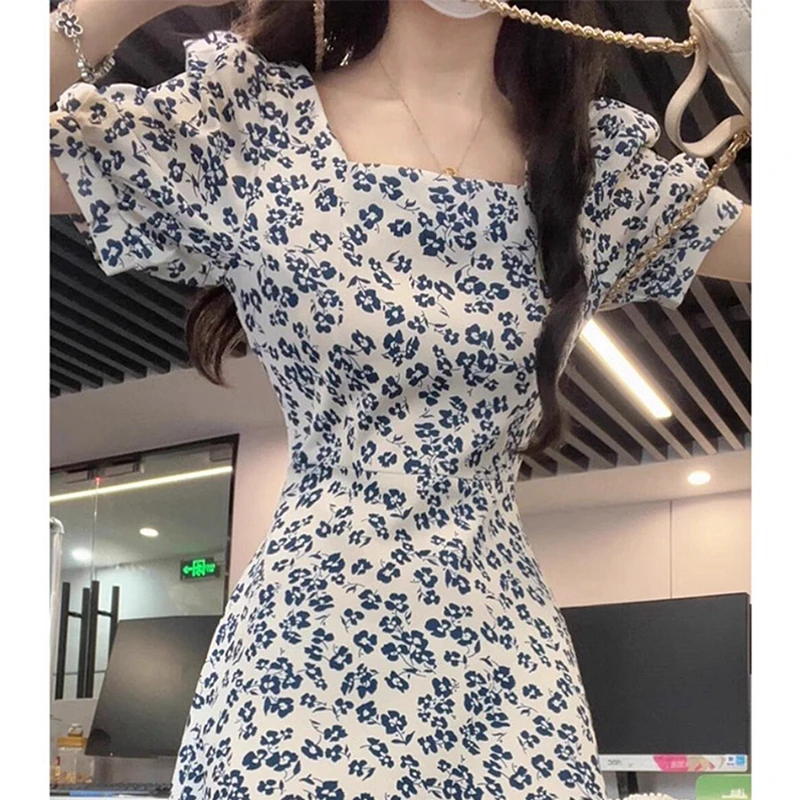 夏季新款茶歇法式设计感小众时尚收腰显瘦蓝色碎花泡泡袖连衣裙女