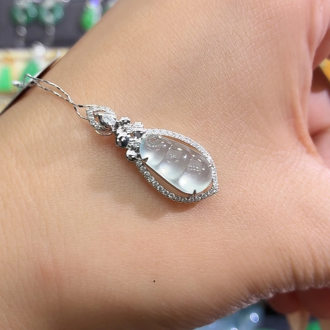 翡翠18K金镶嵌颈饰