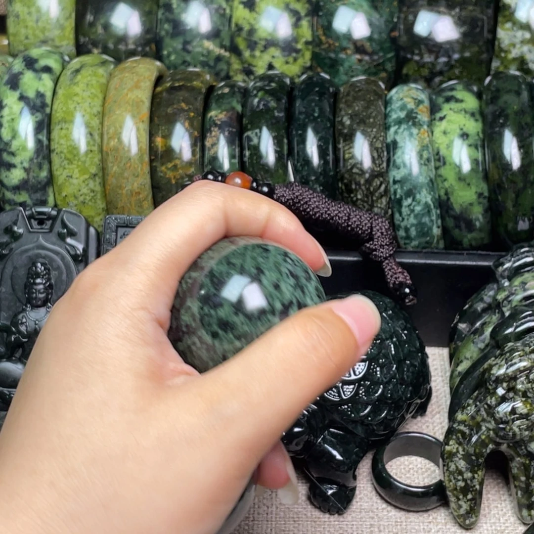 浩***德蛇纹石玉未镶嵌颈饰