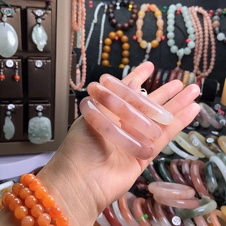 可***鸭石英质玉未镶嵌手镯