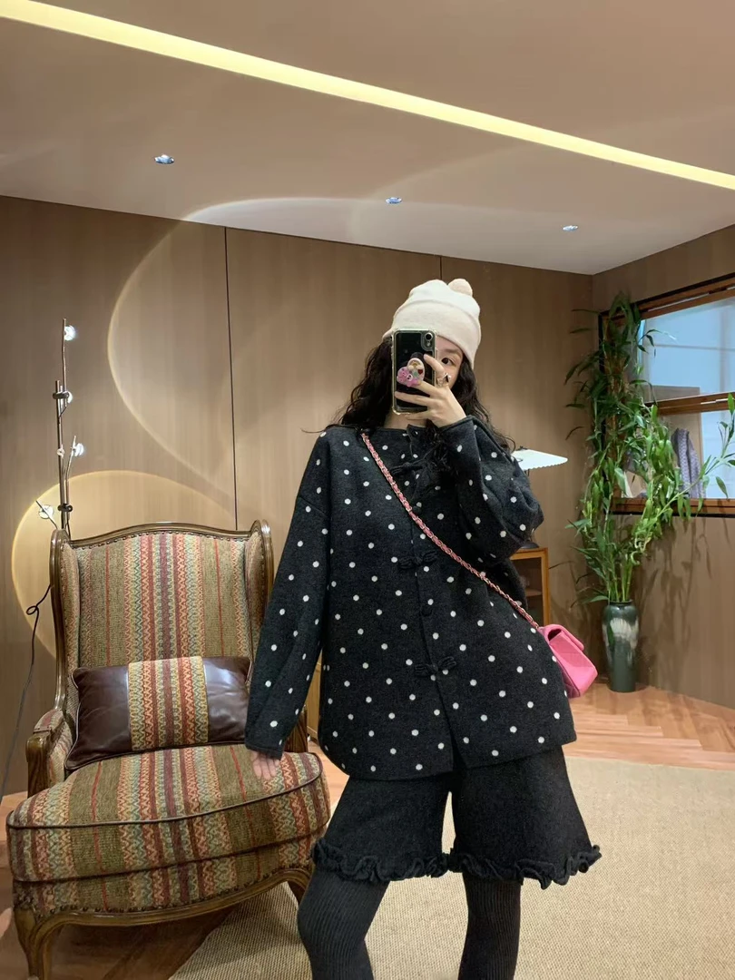 In a Chou  秋冬气质时尚浣熊绒正反两穿波点盘扣毛衣（不可机洗