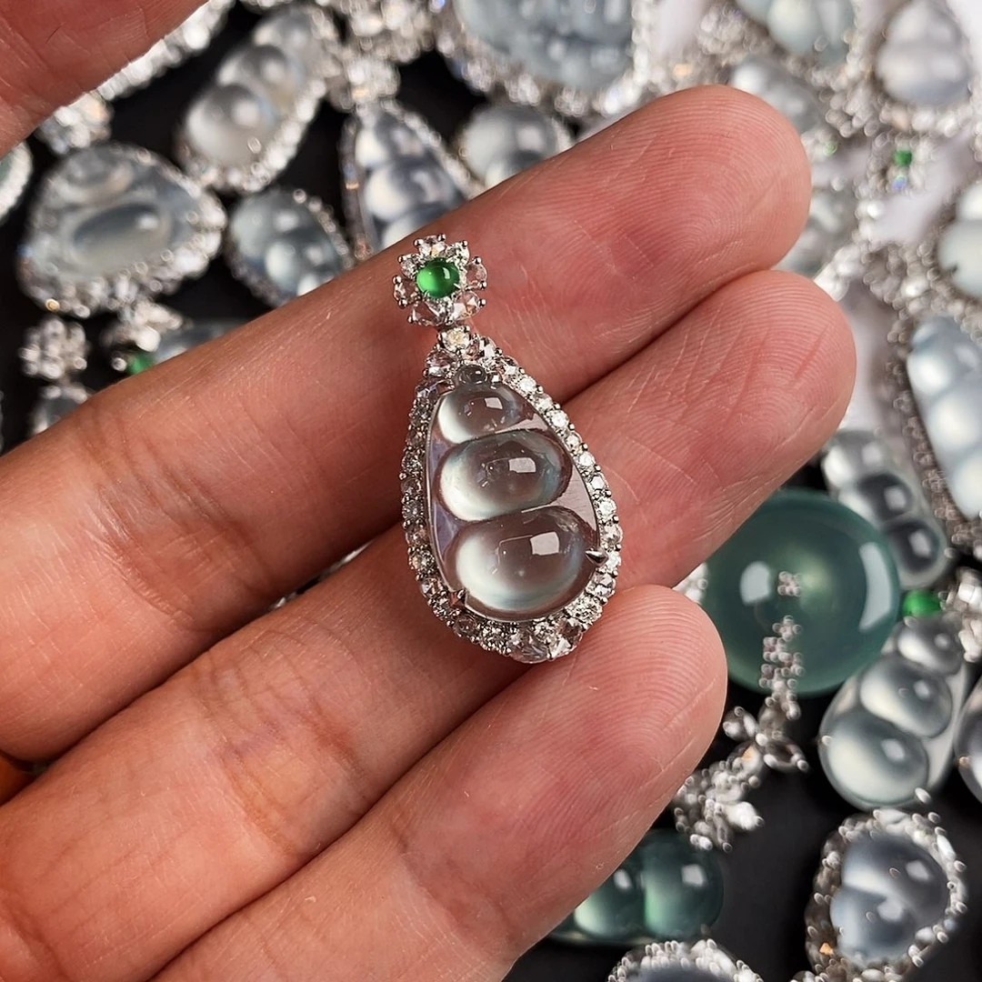 翡翠18K金镶嵌颈饰