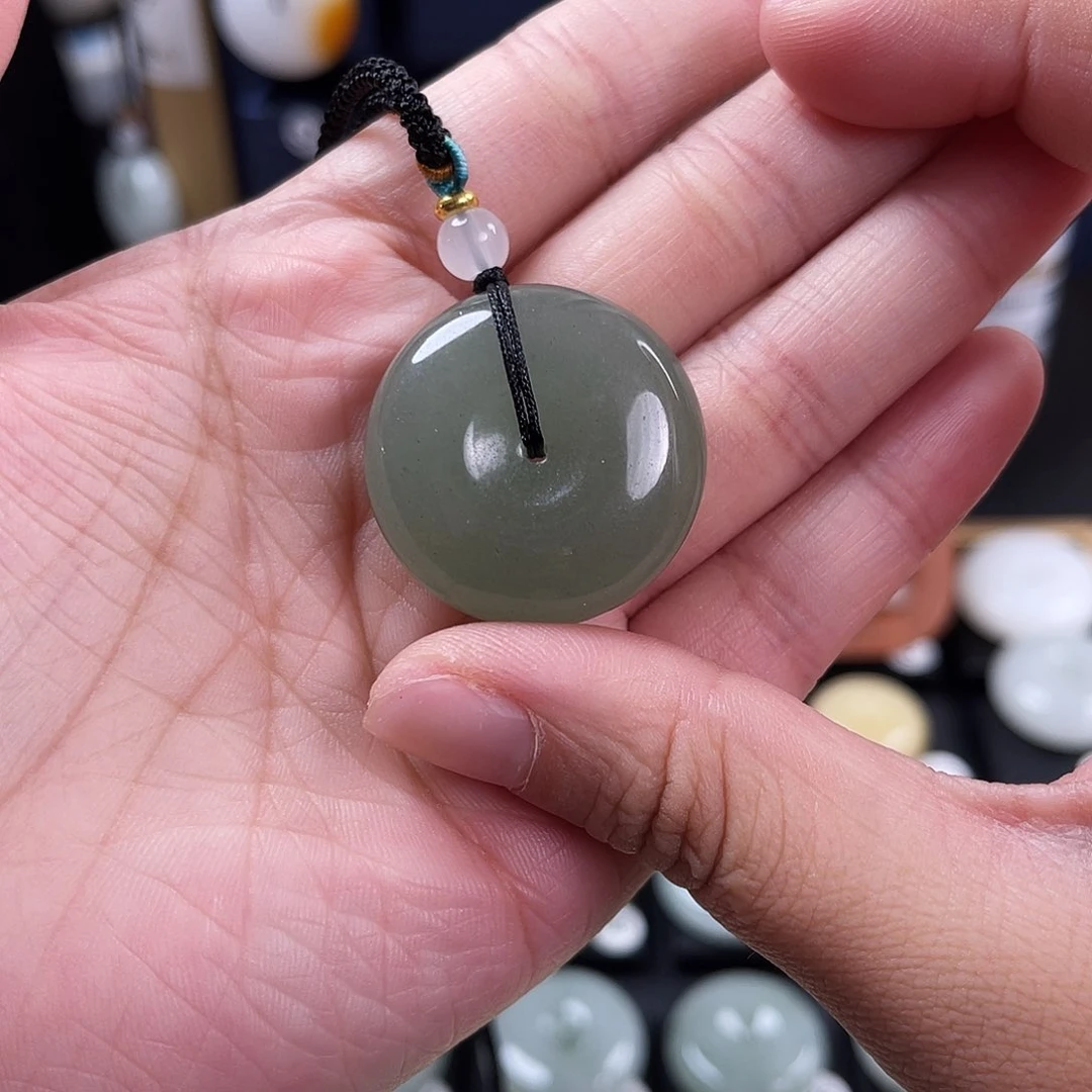 颈饰未镶嵌石英质玉奋*