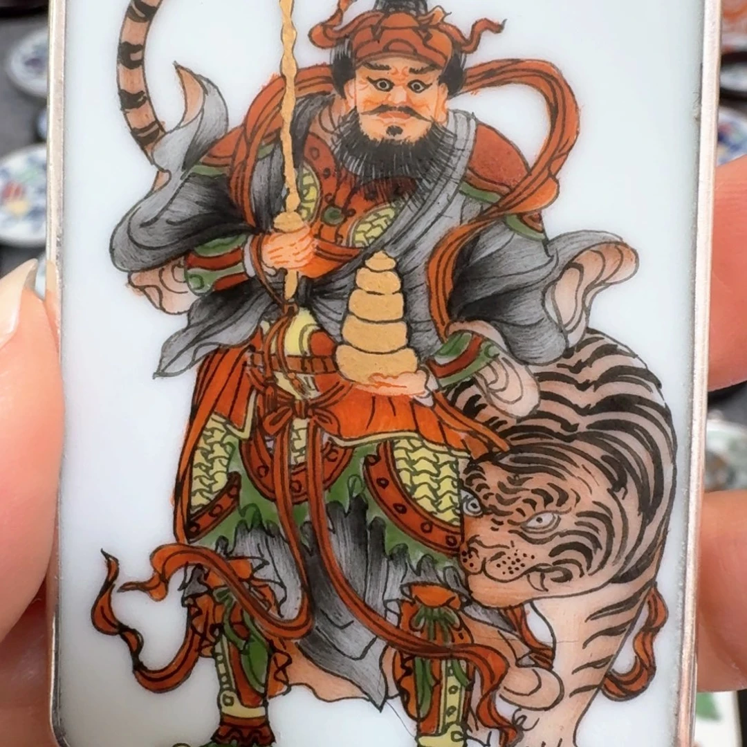 智***，瓷片粉彩纯银武财神