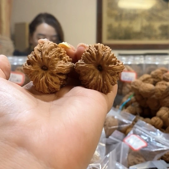 文玩核桃吊坠36歪凹底南疆石