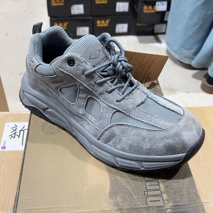 44防砸防刺穿劳保鞋。