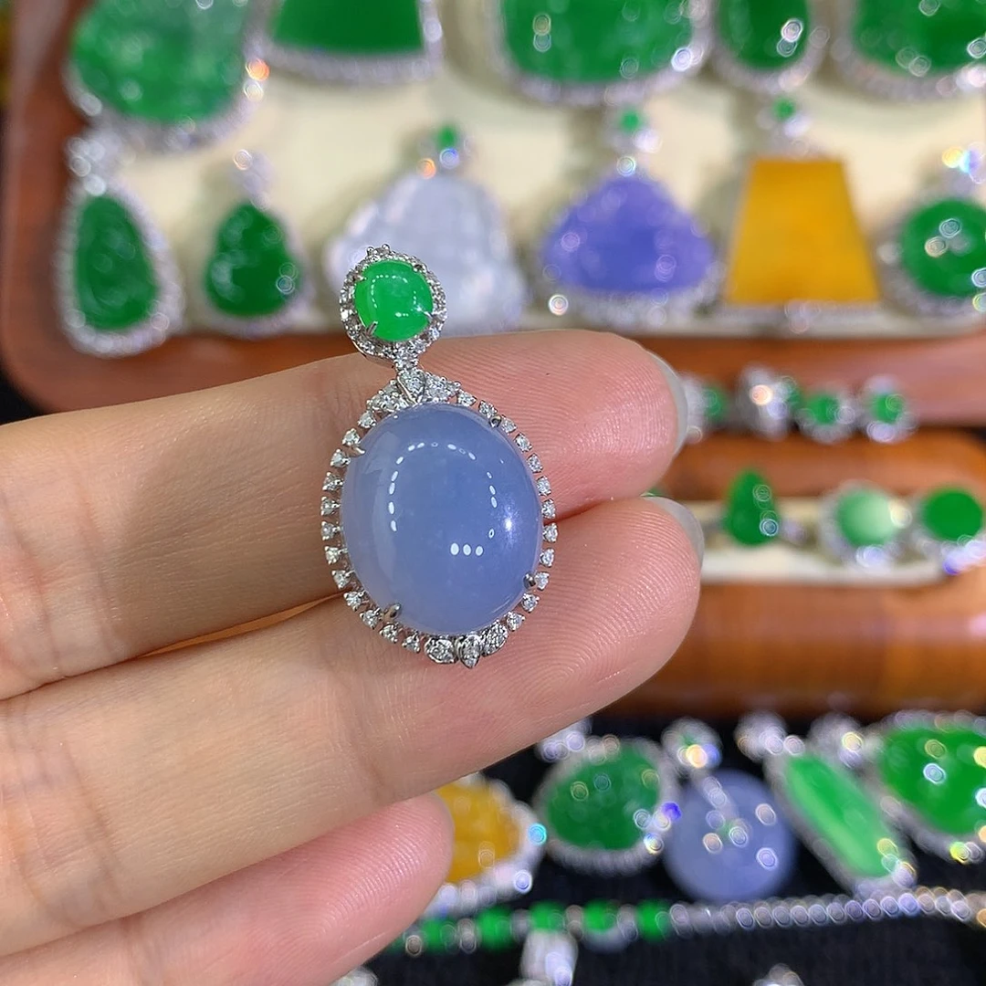 翡翠18K金镶嵌颈饰蛋面