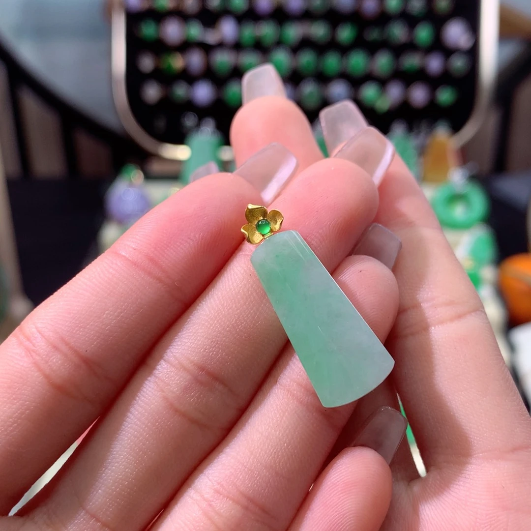 翡翠颈饰18K金镶嵌翡翠
