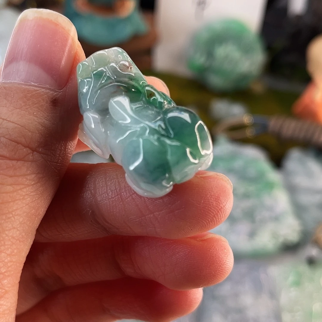 翡翠未镶嵌颈饰貔貅