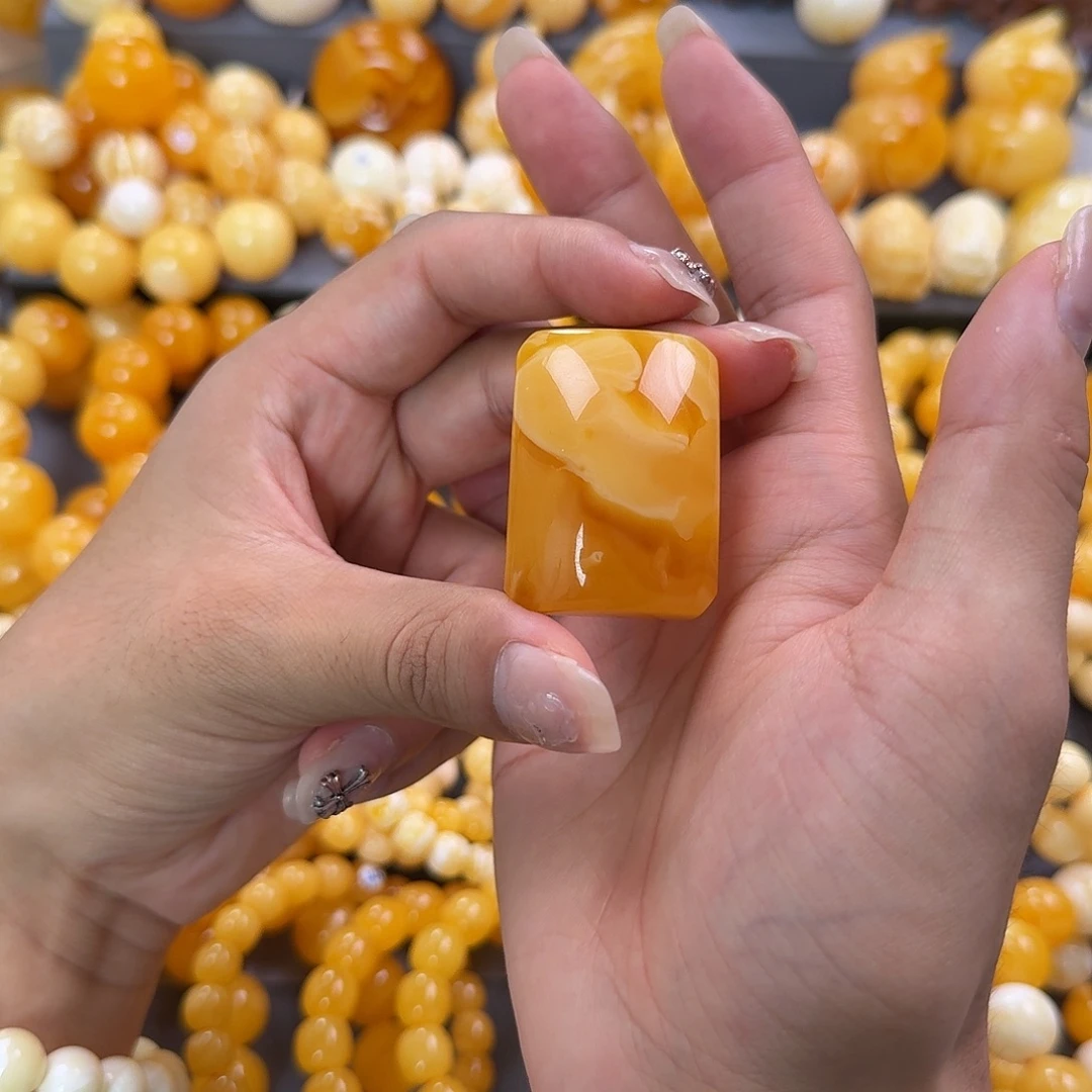 蜜蜡未镶嵌珠宝奇石