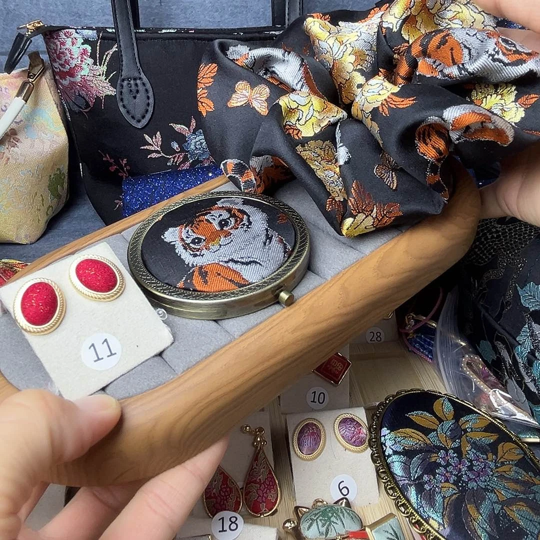 布艺锌合金四季亭台横版首饰盒