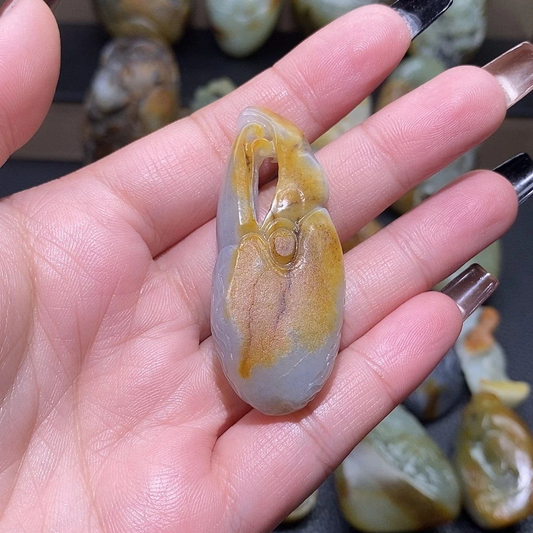 桃***笑和田玉未镶嵌颈饰