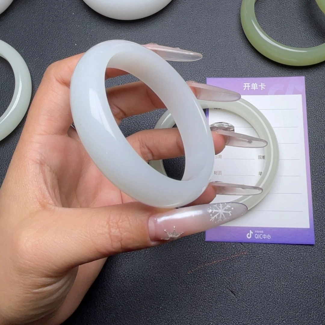 偶***年58圈口轮胎羊脂白