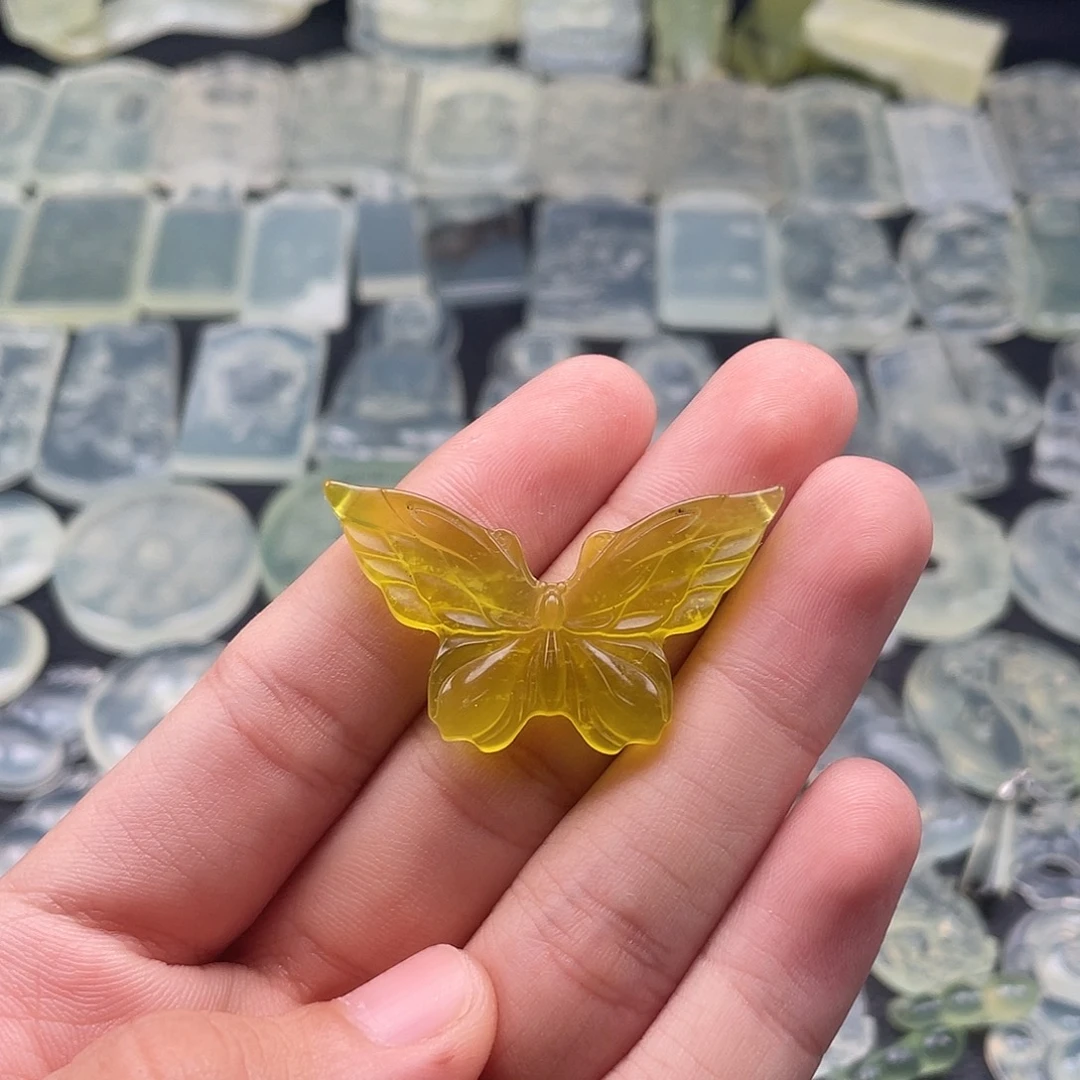 岫玉未镶嵌颈饰蝴蝶