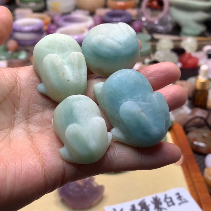 石英岩玉未镶嵌蓝天白云兔子