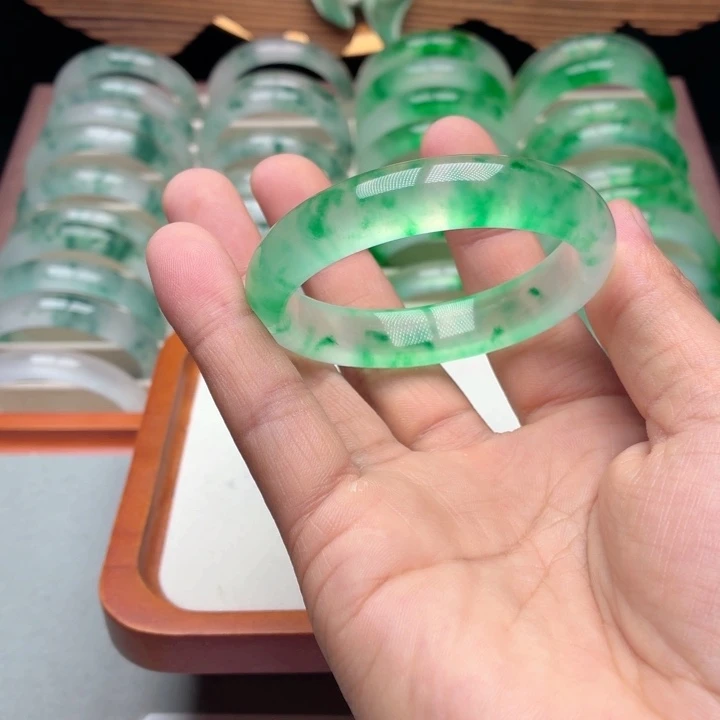 快***乐石英质玉未镶嵌手镯