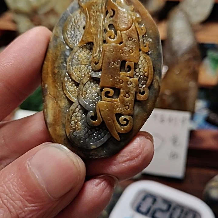 和田玉未镶嵌手工雕刻挂件亮*顶